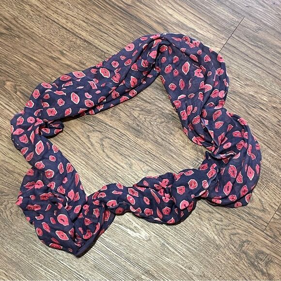 Lilly Pulitzer Infinity Scoop Scarf Blue With Red Lips - Picture 6 of 13